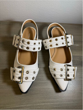 NWOT Soda White Double Buckle Pointed Toe Slingback Flats - Size 8
